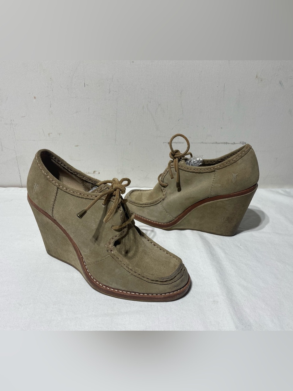 Frye Caroline Lace Low Wedge Shoes Womens 9M Taupe Beige Suede Leather